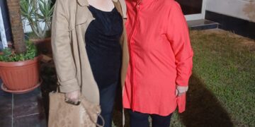 خدوجة صبري تتألق على خشبة المسرح في عرضها الجديد: على كيفك… حضور يخطف الأنفاس