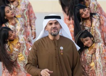 بحضور صاحب السمو رئيس الدولة  حسين الجسمي يشارك في مسيرة الاتحاد مقدّمًا “يا شروق المجد” في لحظة وطنية استثنائية