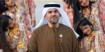 بحضور صاحب السمو رئيس الدولة  حسين الجسمي يشارك في مسيرة الاتحاد مقدّمًا “يا شروق المجد” في لحظة وطنية استثنائية