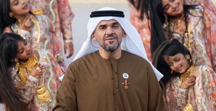 بحضور صاحب السمو رئيس الدولة  حسين الجسمي يشارك في مسيرة الاتحاد مقدّمًا “يا شروق المجد” في لحظة وطنية استثنائية