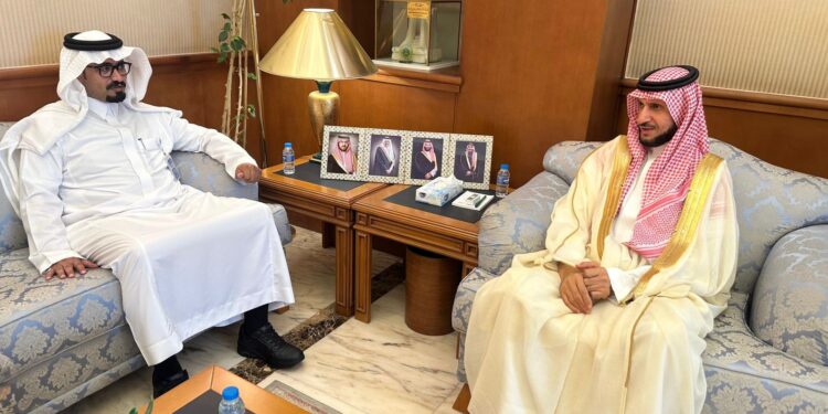 محافظ القطيف يلتقي المدير التنفيذي لقطاع الوسطى بشبكة الخدمات الصحية الطرفية