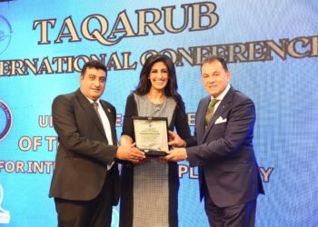 تكريم الأعلامية كلير توفيق مجله كلاسى صوتٌ يعزز التقارب في مؤتمر “تقارب”