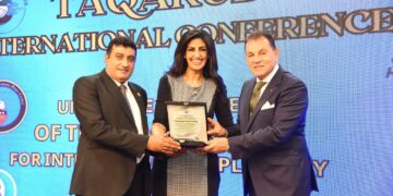 تكريم الأعلامية كلير توفيق مجله كلاسى صوتٌ يعزز التقارب في مؤتمر “تقارب”