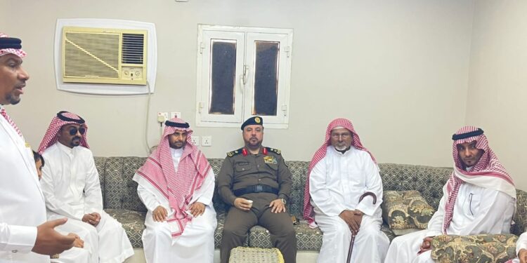 مدير شرطة منطقة جازان يقدم التعازي لشيخ قبيلة العكرة في وفاة شقيقته