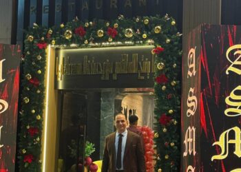 المهندس مجدي ميخائيل  يهني الحاج رمضان بمناسبة افتتاح فرع جديد من سلسلة مطاعم ASMAK