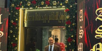 المهندس مجدي ميخائيل  يهني الحاج رمضان بمناسبة افتتاح فرع جديد من سلسلة مطاعم ASMAK