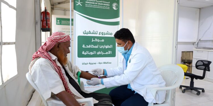 بدعم من مركز الملك سلمان للإغاثة مركز الطوارئ لمكافحة الأمراض الوبائية في حجة يقدم خدماته لـ (1.619) مستفيدًا خلال أسبوع