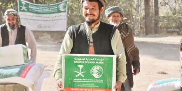 مركز الملك سلمان للإغاثة يوزّع 490 سلة غذائية و250 كرتون تمر في مديرية البرز بولاية بلخ في أفغانستان