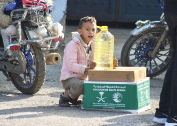 مركز الملك سلمان للإغاثة يوزّع (652) سلة غذائية و(652) كرتون تمر في منطقة البقاع الغربي بجمهورية لبنان