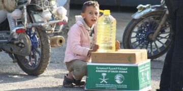 مركز الملك سلمان للإغاثة يوزّع (652) سلة غذائية و(652) كرتون تمر في منطقة البقاع الغربي بجمهورية لبنان