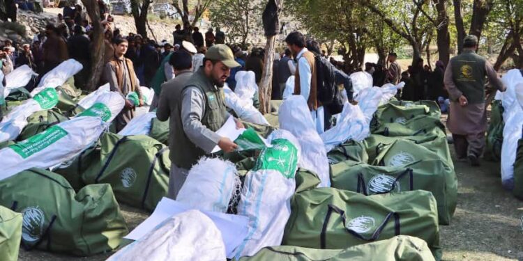 مركز الملك سلمان للإغاثة يوزّع 385 حقيبة إيوائية في ولاية كنر بأفغانستان
