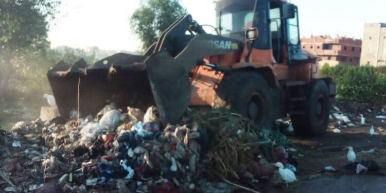 في جولة ميدانية مكثفة اليوم، تابع رئيس المدينة أعمال رفع كفاءة النظافة العامة بمداخل ومخارج المدينة