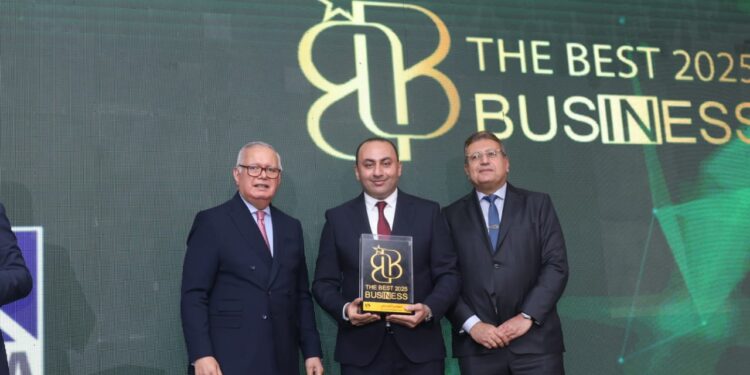 تكريم المهندس امير سالم رئيس شركة بيزنس باي للتطوير العقاري فى ملتقى المستثمرين الأفرو-آسيوي بحضور وزراء وسفراء  ورجال الأعمال