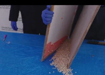 “زاتكا” في مطار الملك عبد العزيز الدولي تُحبط محاولة تهريب 187 ألف حبة من الإمفيتامين المخدر مُخبأة في إرسالية “طاولات طعام”