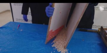 “زاتكا” في مطار الملك عبد العزيز الدولي تُحبط محاولة تهريب 187 ألف حبة من الإمفيتامين المخدر مُخبأة في إرسالية “طاولات طعام”