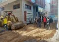 رئيس المدينة .. بدء فرد طبقة السن ورفع طبقة الأسفلت المتهالكة بمنطقة سنترال قلين بمساحة ٣٠٠٠م٢