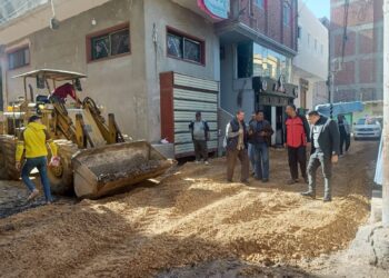 رئيس المدينة .. بدء فرد طبقة السن ورفع طبقة الأسفلت المتهالكة بمنطقة سنترال قلين بمساحة ٣٠٠٠م٢