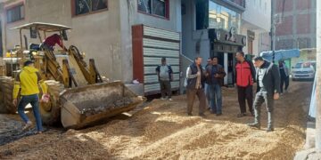 رئيس المدينة .. بدء فرد طبقة السن ورفع طبقة الأسفلت المتهالكة بمنطقة سنترال قلين بمساحة ٣٠٠٠م٢