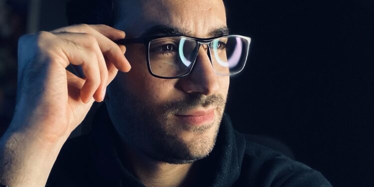 «بعادك عذّبني» و«حبيت كنت راسم بيت» و«على الفاضي عمري ده بيروح»… عمر ميمي موهبة متعددة وصوت بإحساس خاص في 2025