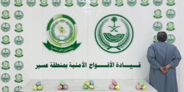 دوريات الأفواج الأمنية بمنطقة عسير تقبض على شخص لترويجه (3) كيلو جرامات من نبات القات المخدر