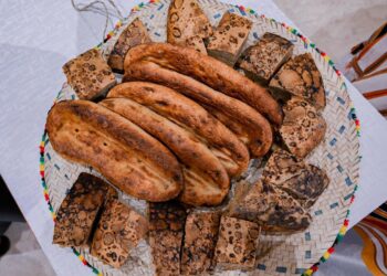 جناح الباحة في واحة الأمن بمهرجان الملك عبدالعزيز للإبل يقدّم “خبز المقناة” رمزًا للكرم والضيافة