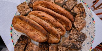 جناح الباحة في واحة الأمن بمهرجان الملك عبدالعزيز للإبل يقدّم “خبز المقناة” رمزًا للكرم والضيافة