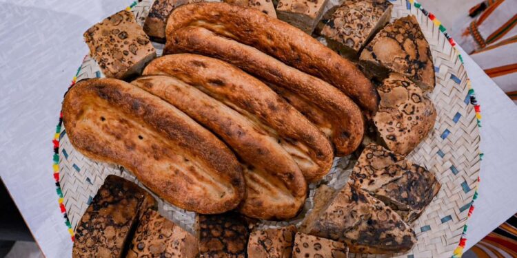 جناح الباحة في واحة الأمن بمهرجان الملك عبدالعزيز للإبل يقدّم “خبز المقناة” رمزًا للكرم والضيافة