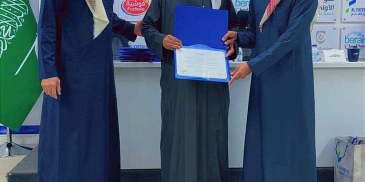 إدارة الإعلام والاتصال بنادي الفتح تكرّم الزميل زهير الغزال تقديرًا لحضوره الدائم للمؤتمرات