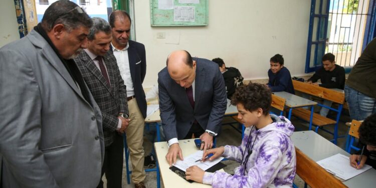 محافظ كفرالشيخ يتابع سير امتحانات الشهادة الإعدادية بمدرسة الشهيد حمدي إبراهيم الإعدادية بنين.. مؤكدًا توفير مناخ آمن ومنضبط للطلاب