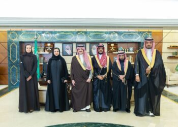 أمير المنطقة الشرقية يستقبل مدير الأحوال المدنية ويطّلع على التقرير السنوي