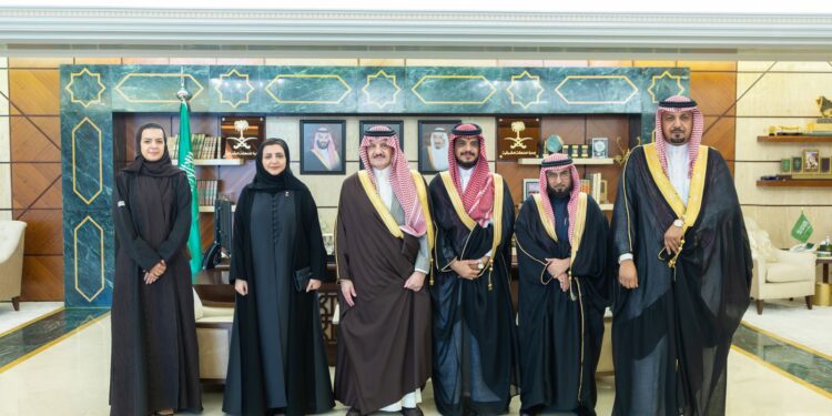 أمير المنطقة الشرقية يستقبل مدير الأحوال المدنية ويطّلع على التقرير السنوي