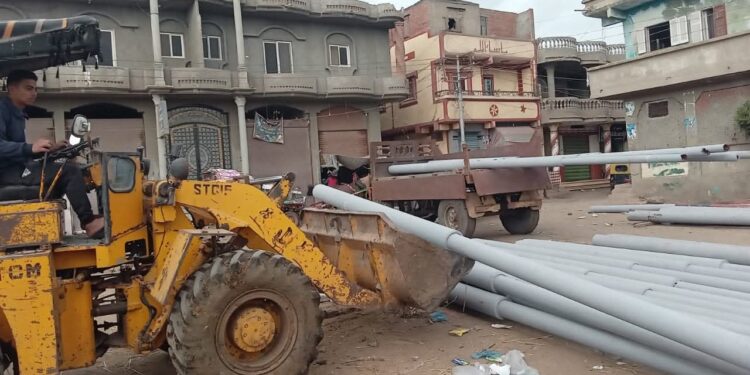 تركيب 30 عمود كهرباء جديد بطريق بيلا – الجرايدة ضمن مبادرة «كفرالشيخ بتنور»