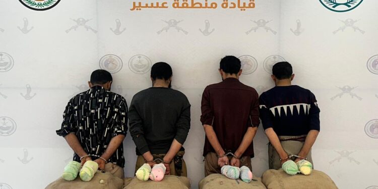 حرس الحدود بمنطقة عسير يقبض على (4) مخالفين لنظام أمن الحدود لتهريبهم (80) كيلوجرامًا من نبات القات المخدر