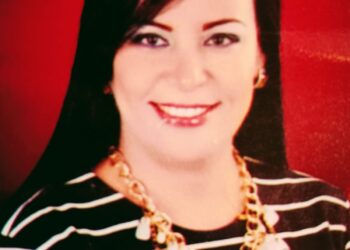 الإعلامية والكاتبة فاطمة يس نموذجاً للمرأة المصرية المثقفة التي استطاعت أن تجمع بين بريق الشاشة وعمق الكلمة المكتوبة. بفضل مسيرتها في ماسبيرو (التليفزيون المصري)