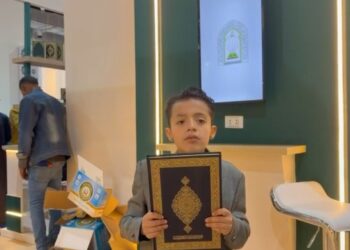 مشهد عفوي مؤثر عبر طفل مصري زيارته جناح وزارة ⁧‫الشؤون الإسلامية‬