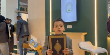 مشهد عفوي مؤثر عبر طفل مصري زيارته جناح وزارة ⁧‫الشؤون الإسلامية‬