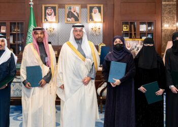 سمو محافظ الأحساء يُكرِّم قادة ومنسوبي التعليم تقديرًا لجهودهم