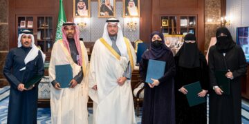 سمو محافظ الأحساء يُكرِّم قادة ومنسوبي التعليم تقديرًا لجهودهم