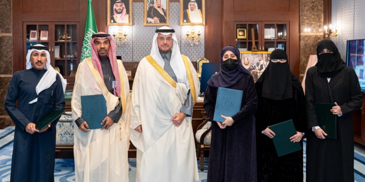 سمو محافظ الأحساء يُكرِّم قادة ومنسوبي التعليم تقديرًا لجهودهم