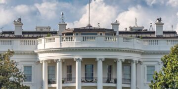 الخلاف داخل الإدارة الأمريكية بشأن الهجوم على إيران