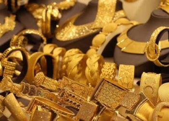 الذهب يعوض خسائره ويقترب من مستويات تاريخية