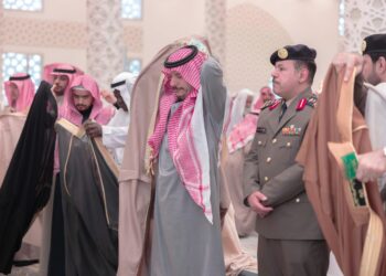 سمو محافظ حفر حفرالباطن يتقدم  الصفوف في صلاة الاستسقاء بجامع الشريع في حفرالباطن