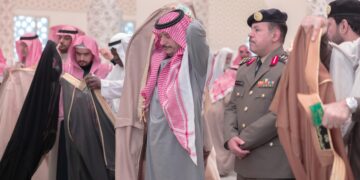 سمو محافظ حفر حفرالباطن يتقدم  الصفوف في صلاة الاستسقاء بجامع الشريع في حفرالباطن