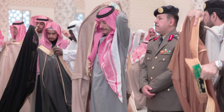 سمو محافظ حفر حفرالباطن يتقدم  الصفوف في صلاة الاستسقاء بجامع الشريع في حفرالباطن