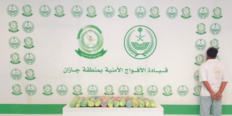 دوريات الأفواج الأمنية بمنطقة جازان تقبض على شخص لترويجه (14) كيلو جرامًا من نبات القات المخدر