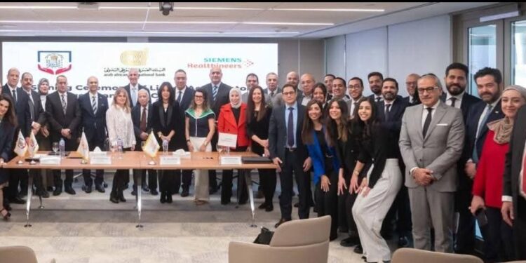 في إطار جهودة لدعم القطاع الصحي  البنك العربى الافريقى الدولى يوقّع عقداً مع سيمنز هيلثينيرز لصالح مستشفيات جامعة أسيوط