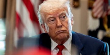 ترامب يفرض رسومًا جمركية عالمية 10%