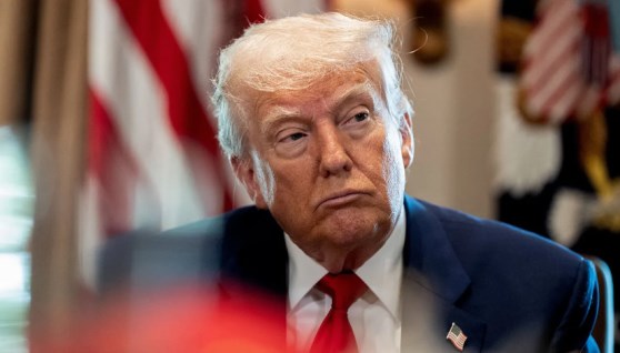 ترامب يفرض رسومًا جمركية عالمية 10%