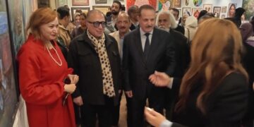 رسائل بصرية من 156 فنانًا… «أنامل مضيئة» يحتفي بالإبداع التشكيلي في الأوبرا