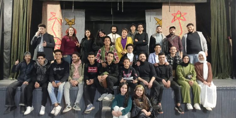 «حين يتحول العفريت إلى مرآة للحقيقة»… عرض “دبدوبي” يواجه خرافات الدجل على مسرح آفاق